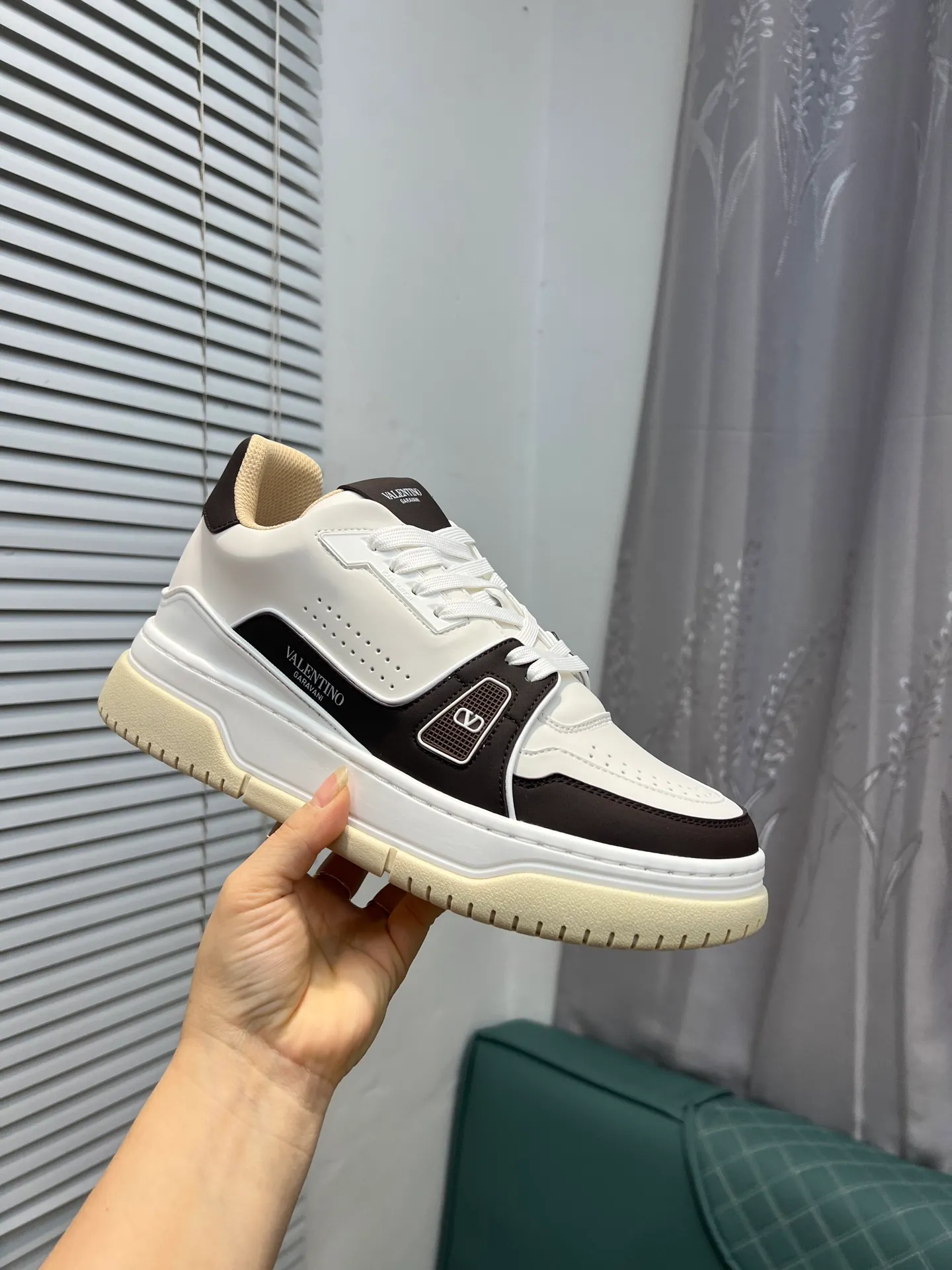 Men's Men's Shoes 💰660 Valentino 2023 early autumn new star shoes are now online! Wang Hedi and Ren Jialun have been worn by many celebrities. Who can refuse the same couple shoes as Wang Hedi! The design of Stars Stab My Heart is cool and spicy. The material of the shoes is cowhide, and every color is beautiful! Size 35-40, men’s size 39-44 (women’s 41, men’s 38, 45🉑️customized)